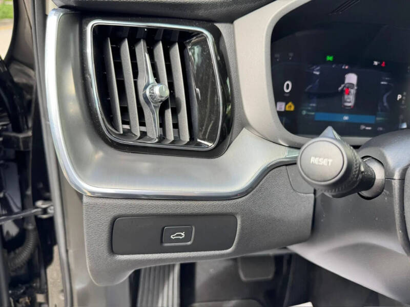 2025 Volvo XC60 B5 Core Dark Theme