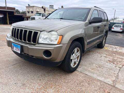 2005 Jeep Grand Cherokee for sale at Bogie's Motors in Saint Louis MO