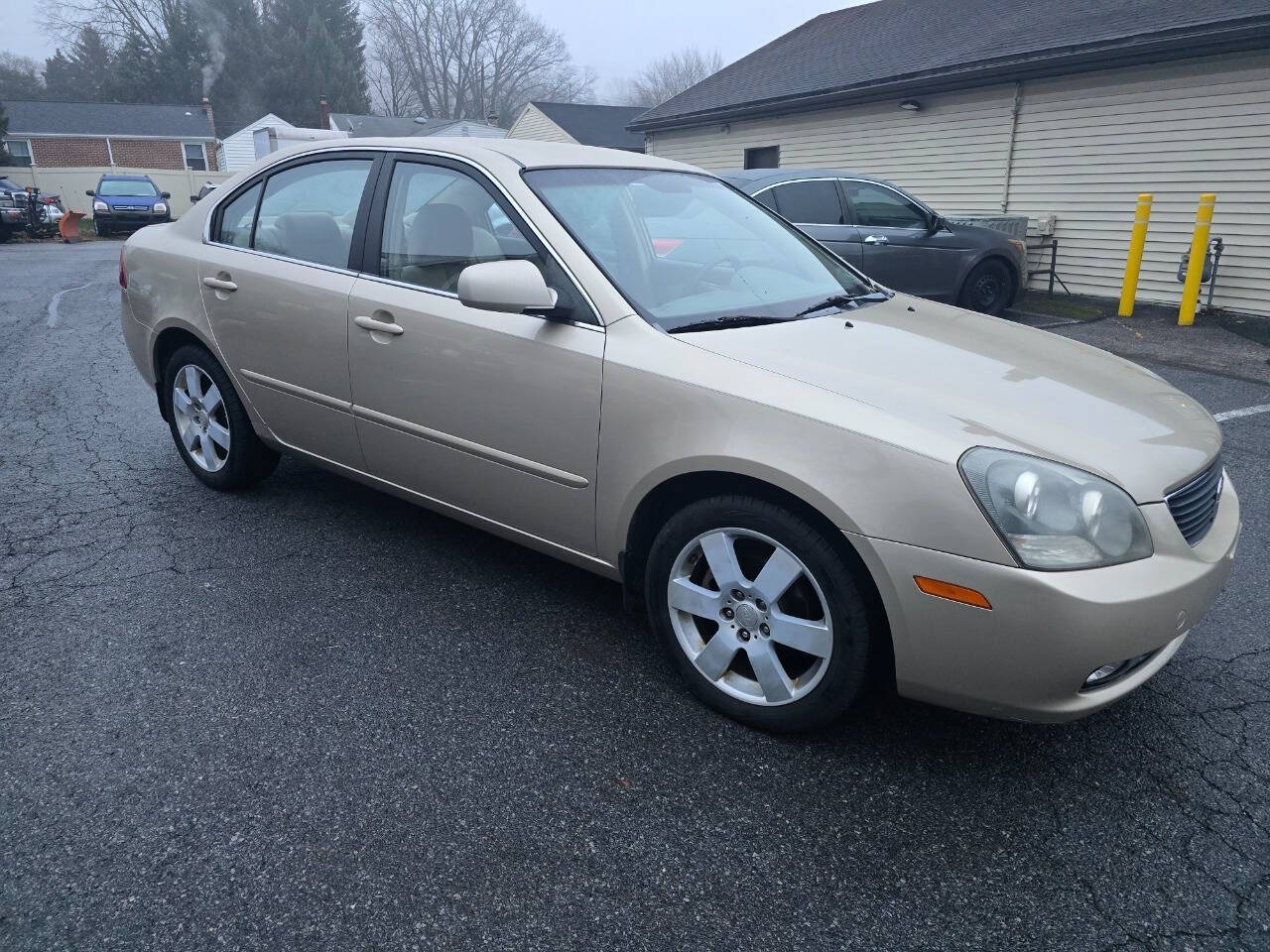 2007 Kia Optima for sale at QUEENSGATE AUTO SALES in York, PA