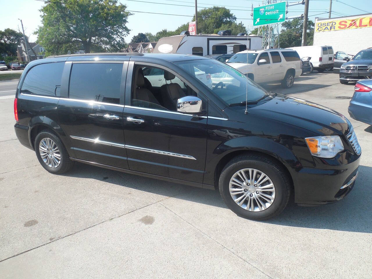 2015 Chrysler Town and Country for sale at VIP Motor Sales in Hazel Park, MI