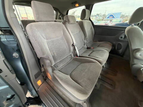 2005 Toyota Sienna LE 8 Passenger
