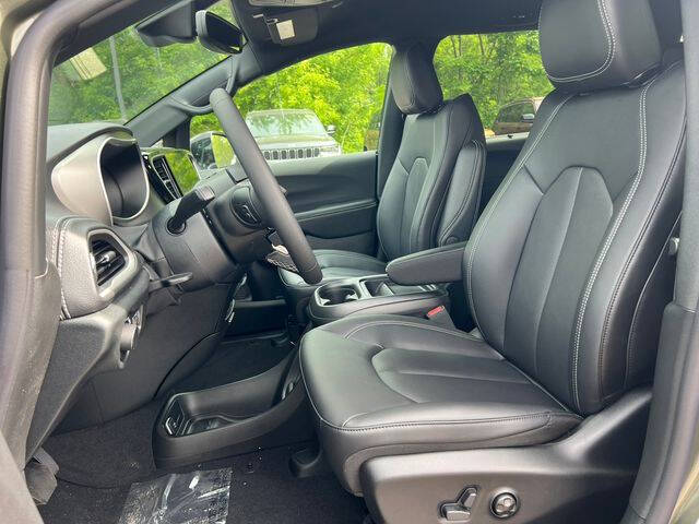 2027 Chrysler Pacifica Select