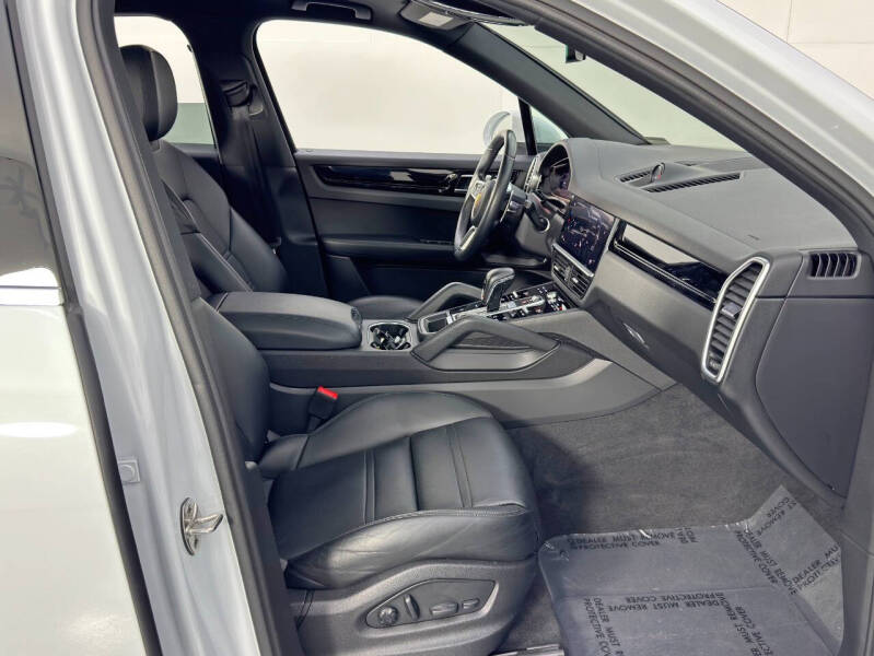 2023 Porsche Cayenne Platinum Edition