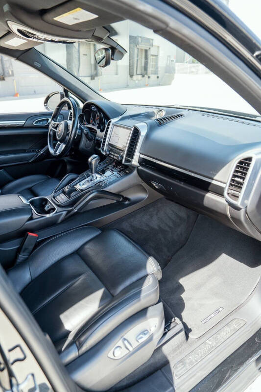 2017 Porsche Cayenne Platinum Edition
