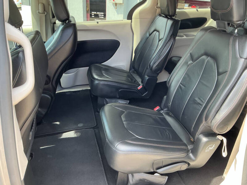 2017 Chrysler Pacifica Touring-L