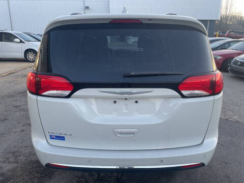 2017 Chrysler Pacifica Touring-L