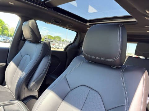 2027 Chrysler Pacifica Select