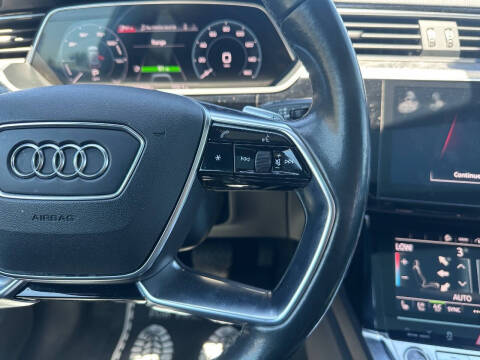 2022 Audi e-tron quattro Premium Plus