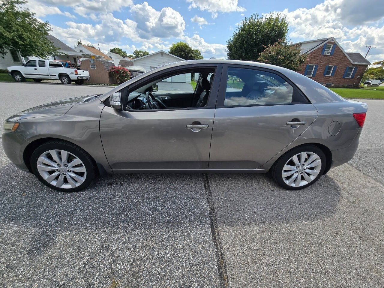 2010 Kia Forte for sale at QUEENSGATE AUTO SALES in York, PA