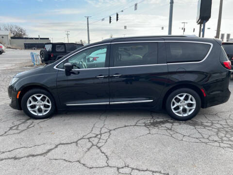 2017 Chrysler Pacifica Touring-L Plus