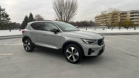 2025 Volvo XC40 B5 Plus Dark Theme