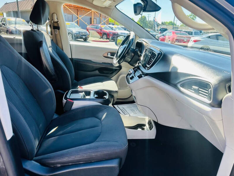 2017 Chrysler Pacifica Touring-L