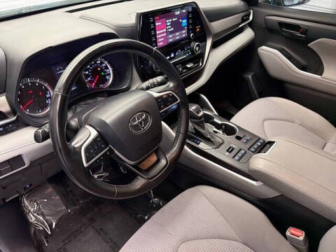 2022 Toyota Highlander LE