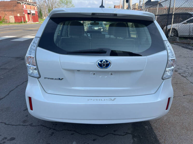 2013 Toyota Prius v Five
