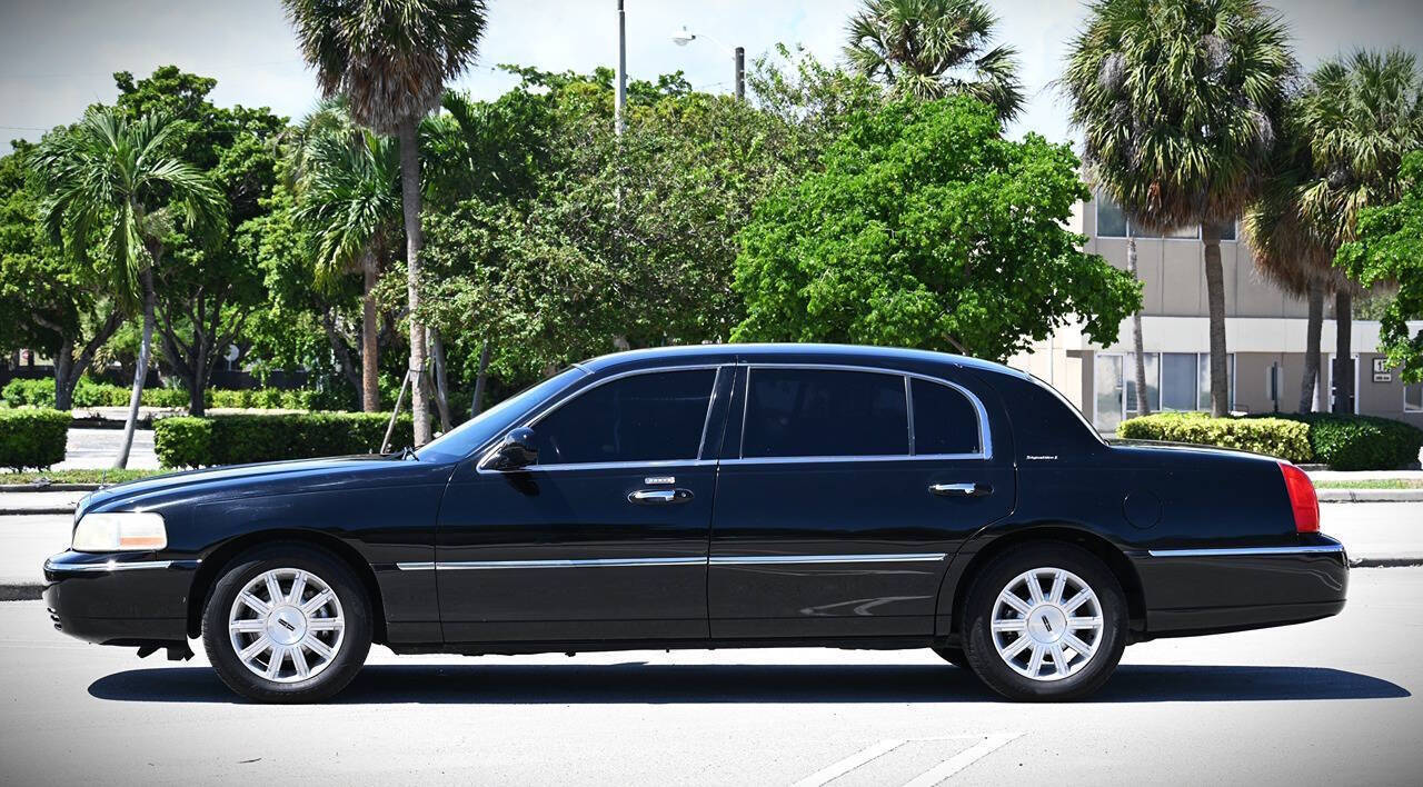 2011 Lincoln Town Car 4