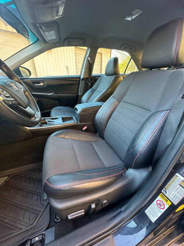 2017 Toyota Camry SE photo 29