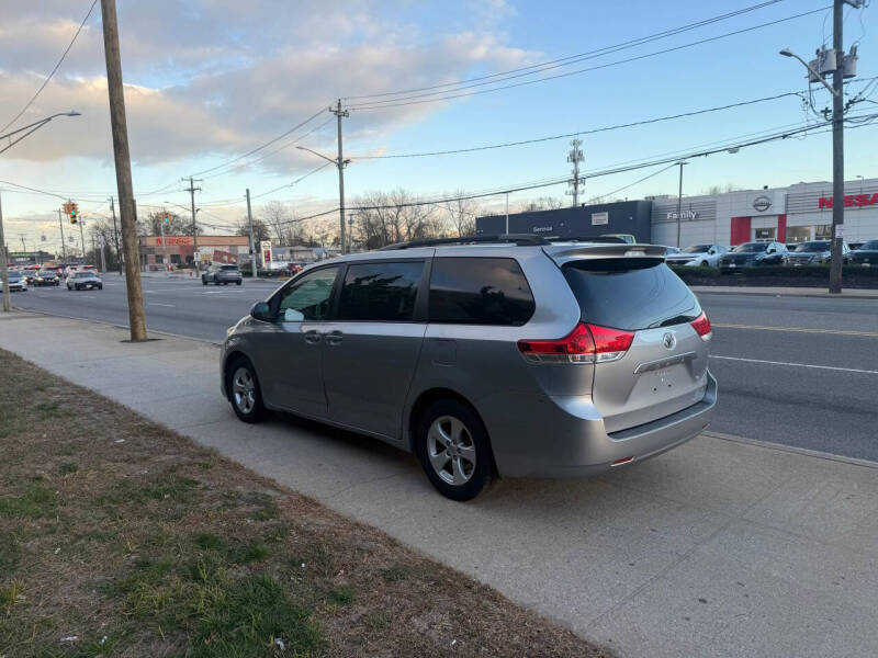 2014 Toyota Sienna LE 8-Passenger