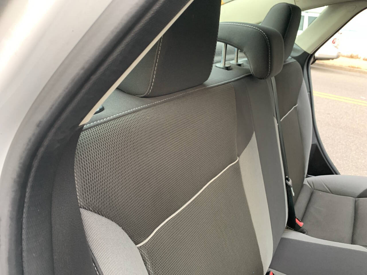 White 2012 Ford Focus SE SE 4dr Sedan 25