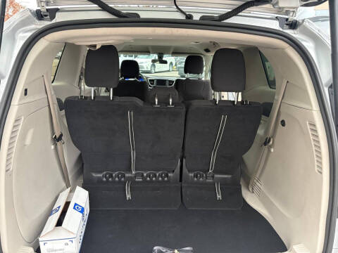 2022 Chrysler Voyager LX