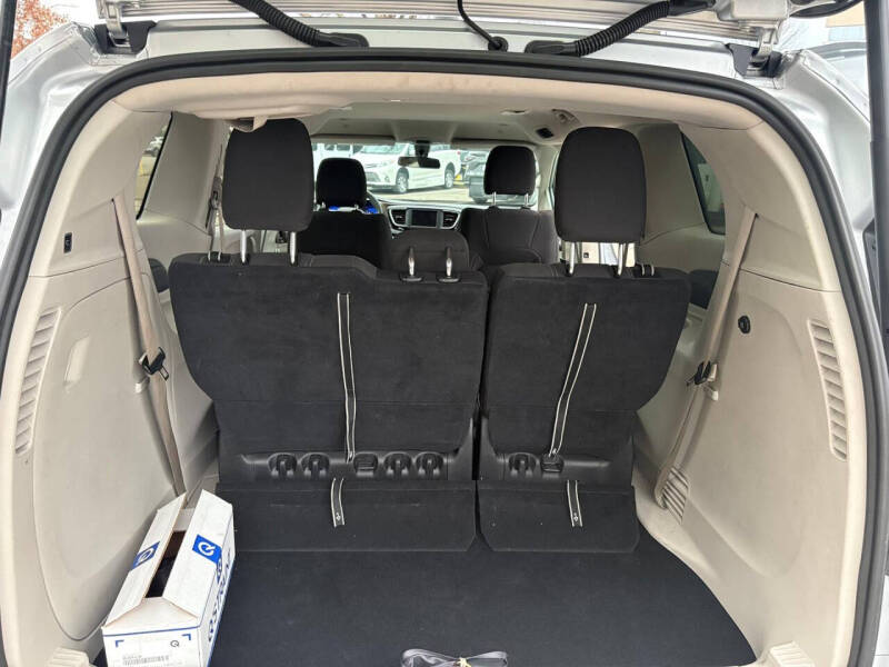 2022 Chrysler Voyager LX