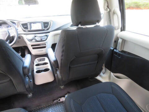 2022 Chrysler Voyager LX