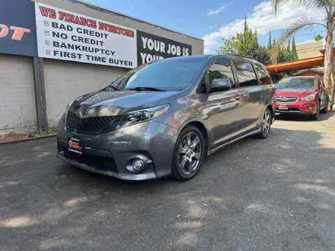 2017 Toyota Sienna SE Premium 8-Passenger