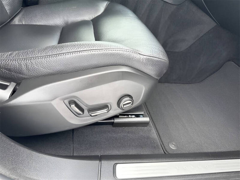 2025 Volvo XC60 B5 Plus Dark Theme