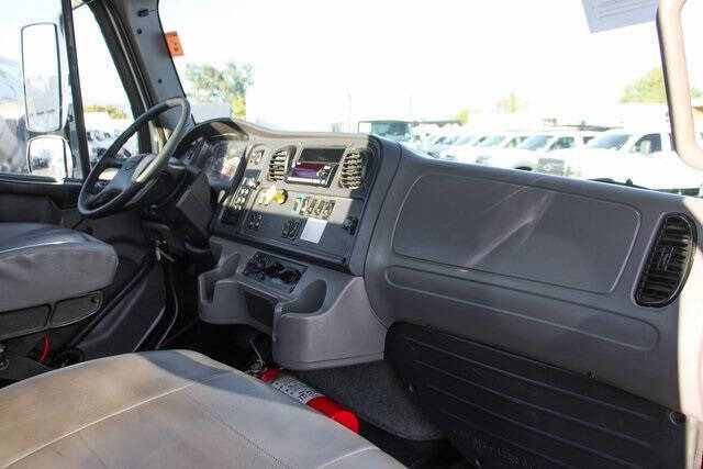 2015 Freightliner M2 106