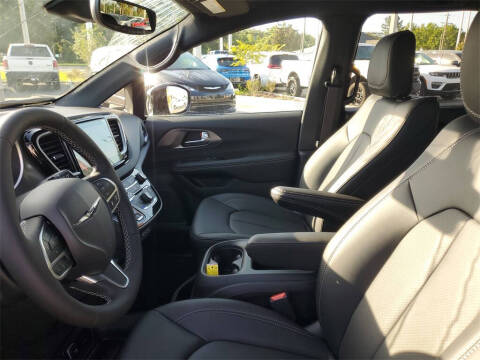 2025 Chrysler Voyager LX