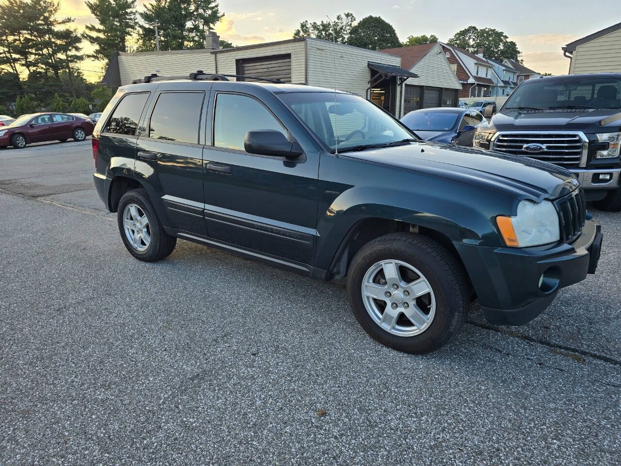 2005 Jeep Grand Cherokee for sale at QUEENSGATE AUTO SALES in York, PA