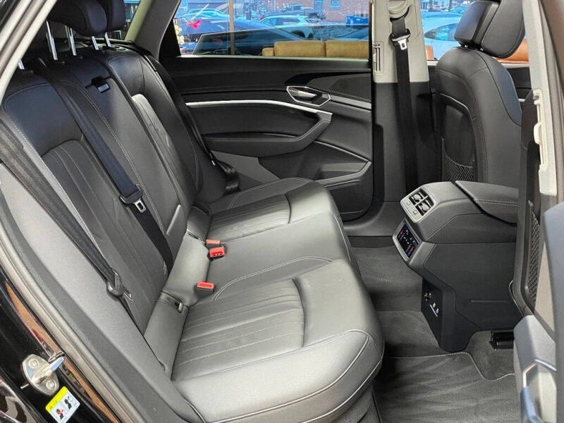 2021 Audi e-tron quattro Premium