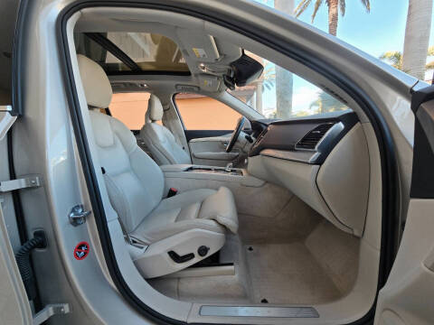 2016 Volvo XC90 T8 eAWD Momentum