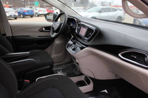 2022 Chrysler Voyager LX