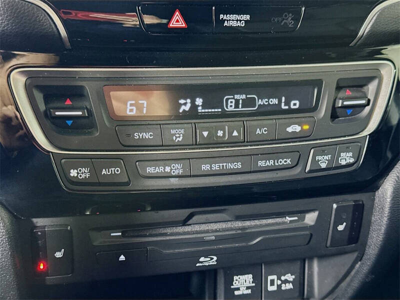 2019 Honda Pilot Touring w/Rear Captain's Chairs