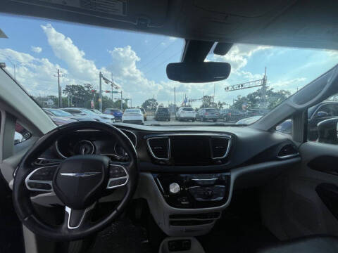 2017 Chrysler Pacifica Touring-L Plus