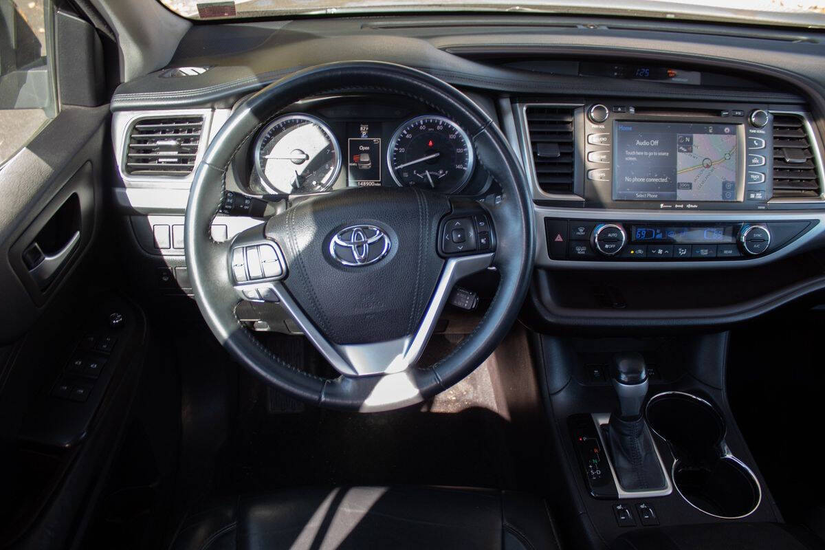 2016 Toyota Highlander for sale at Vrbo Motors in Linden, NJ