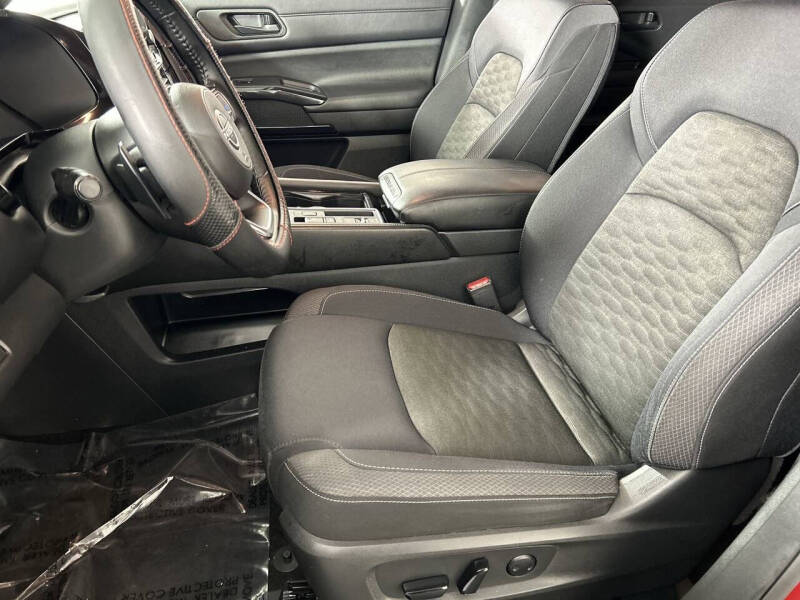 2024 Nissan Pathfinder SV