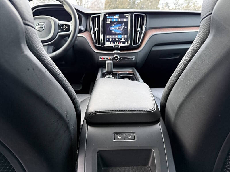 2024 Volvo XC60 B5 Plus Dark Theme