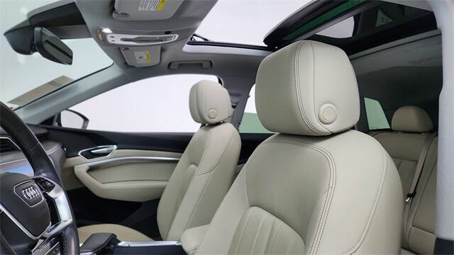 2022 Audi e-tron quattro Premium