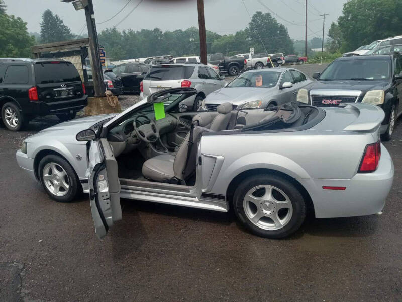 2004 Ford Mustang Deluxe