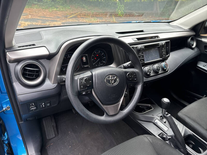 2017 Toyota RAV4 LE photo 13