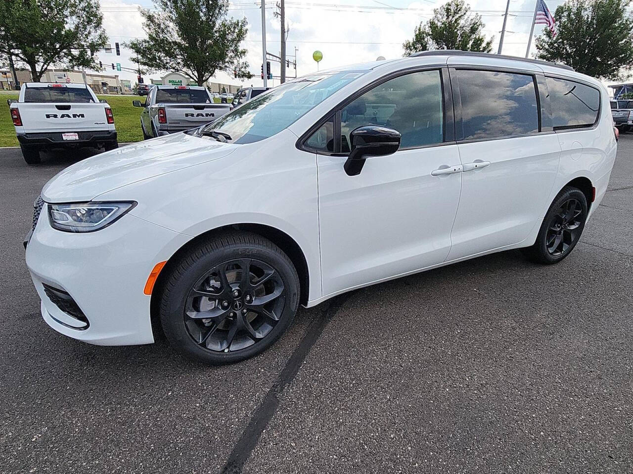 2024 Chrysler Pacifica for sale at Victoria Auto Sales in Victoria, MN