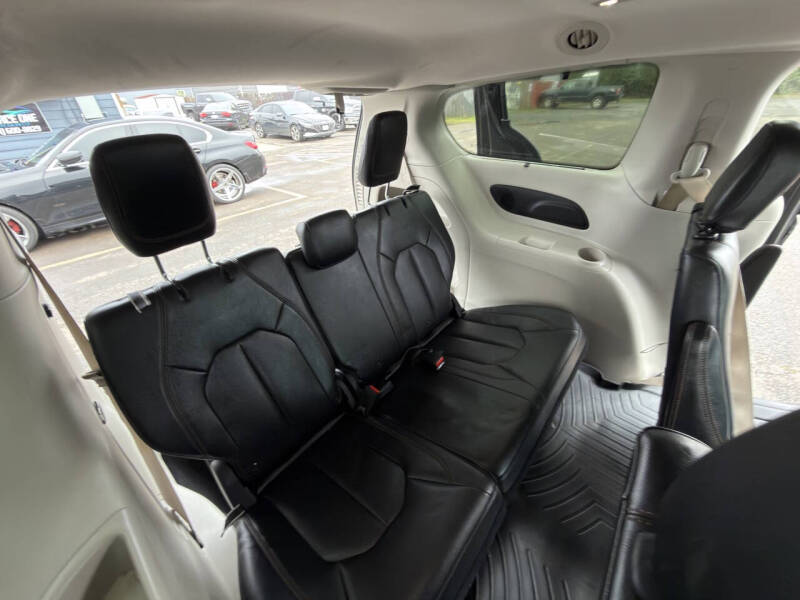 2017 Chrysler Pacifica Touring-L Plus