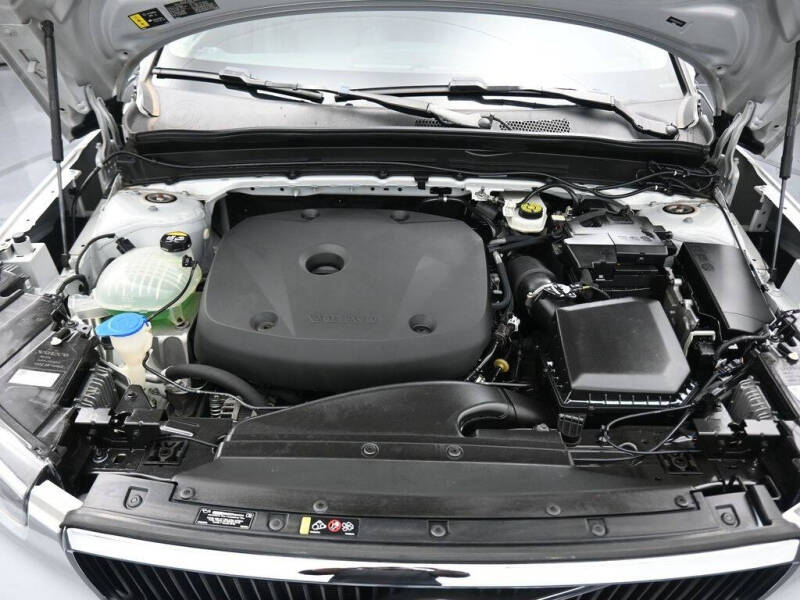 2021 Volvo XC40 T5 Momentum