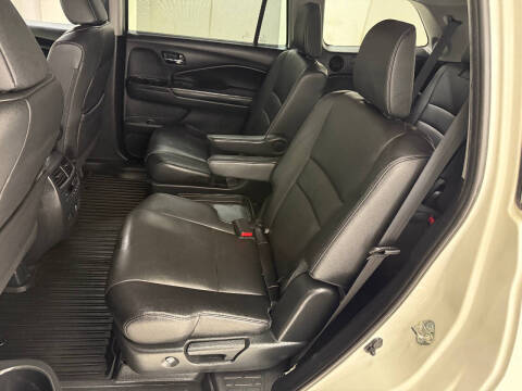 2019 Honda Pilot Touring w/Rear Captain's Chairs