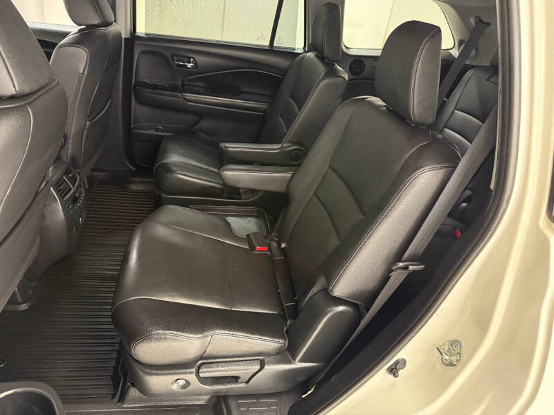2019 Honda Pilot Touring w/Rear Captain's Chairs