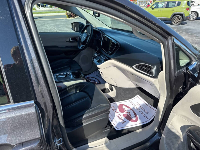 2022 Chrysler Pacifica Touring L - Photo 11
