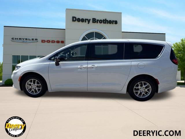 2025 Chrysler Pacifica Select