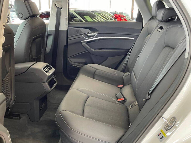 2022 Audi e-tron quattro Premium Plus