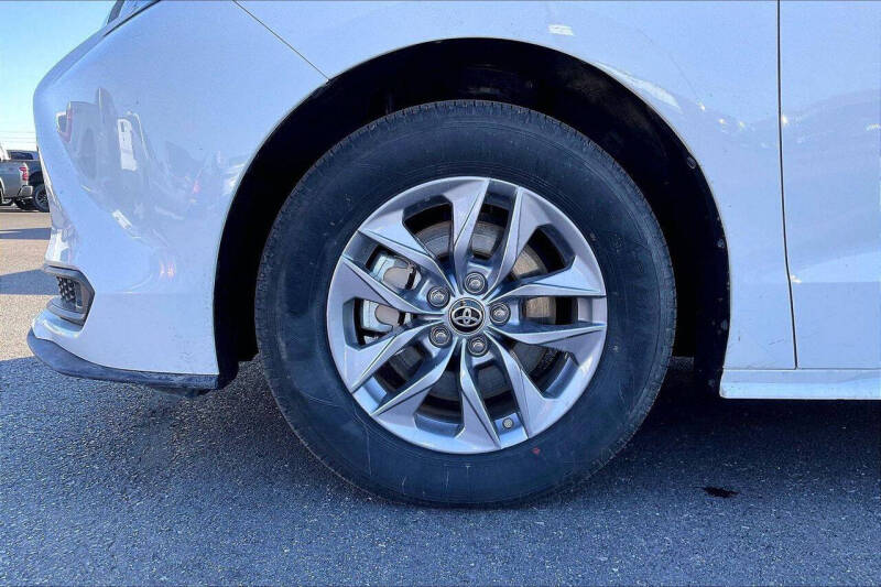 2024 Toyota Sienna LE 8-Passenger